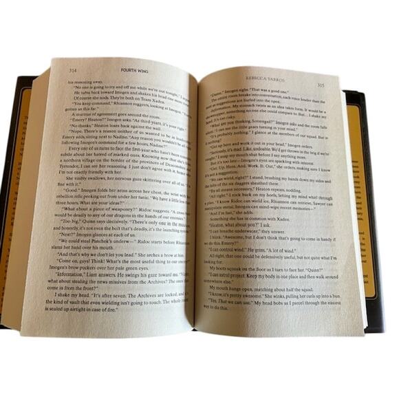Fourth Wing by Rebecca Yarros – Hardcover Book – First Edition (2023) - Picture 4 of 4